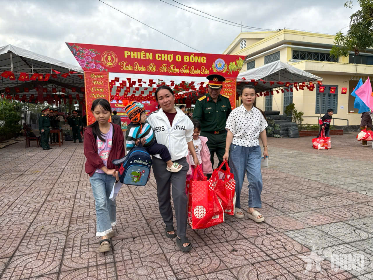 Tổng cục Hậu cần-Kỹ thuật tặng 600 suất quà Tết cho người dân xã Vạn Tường